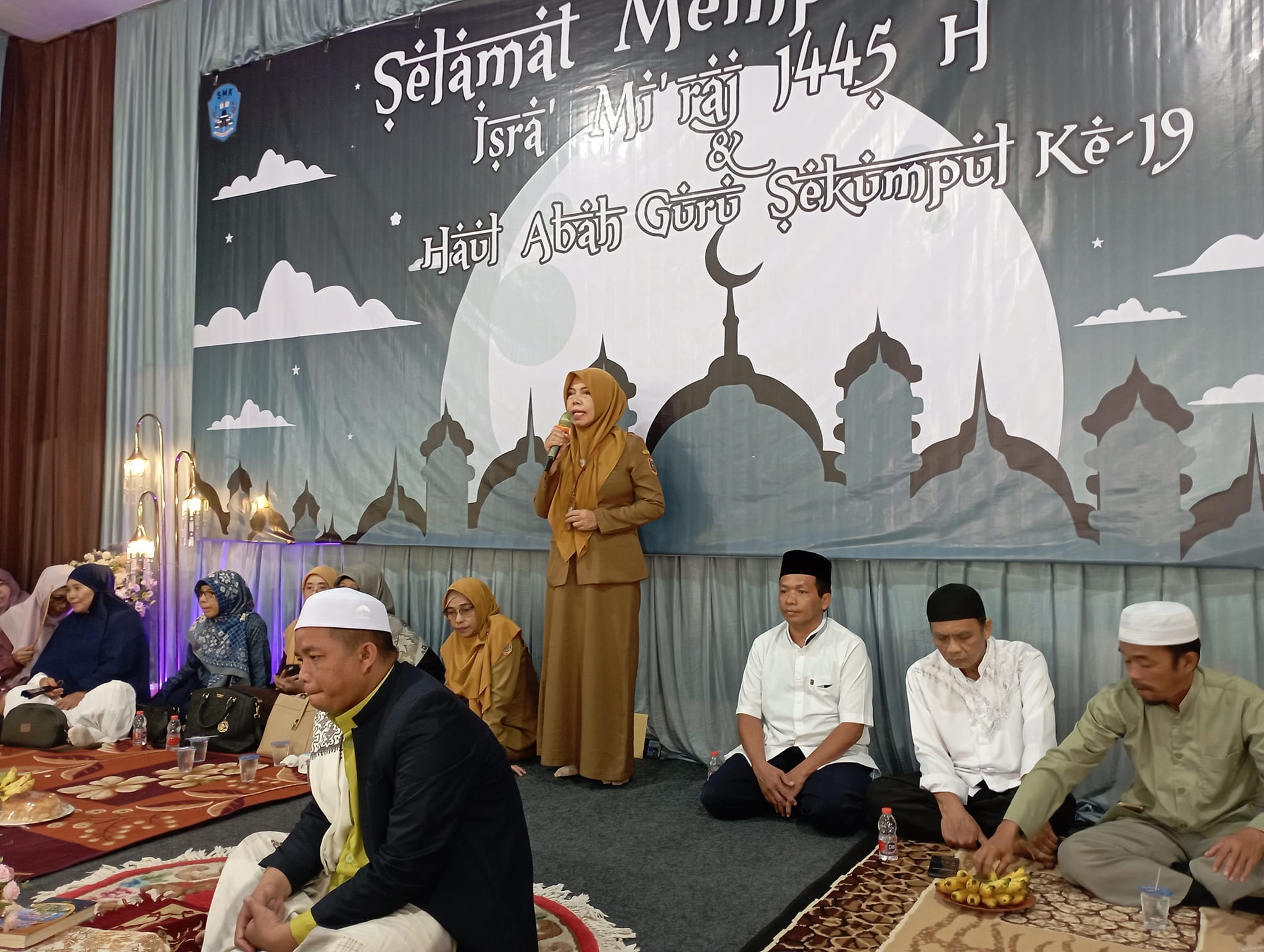 Peringatan Isra Mi’raj 1445 H dan Haul Abah Guru Sekumpul Ke 19 Di SMKN 1 Banjarbaru.