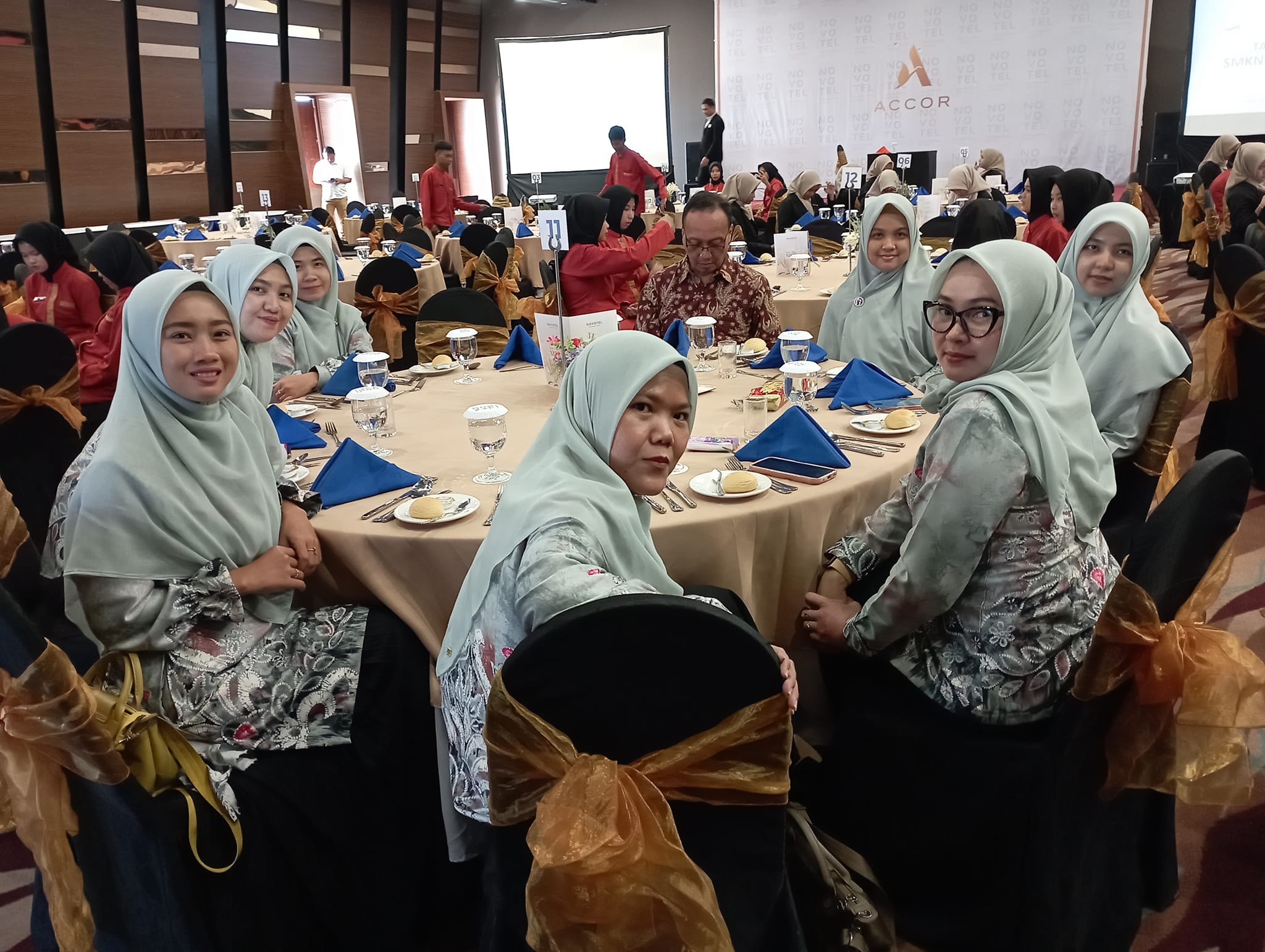 Table Manner Siswa Perhotelan, Otomatisasi dan Tata Kelola Perkantoran (OTKP) Di Novotel Banjarmasin Airport
