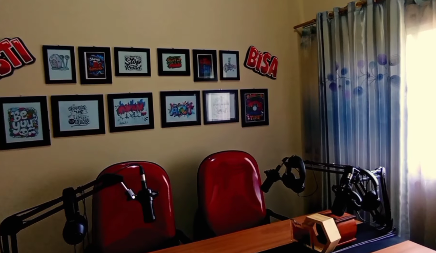 Tampilan ruang podcast sekolah SMKN 1 Banjarbaru