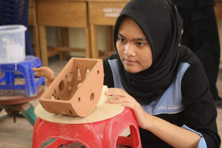 Siswa praktik membentuk keramik