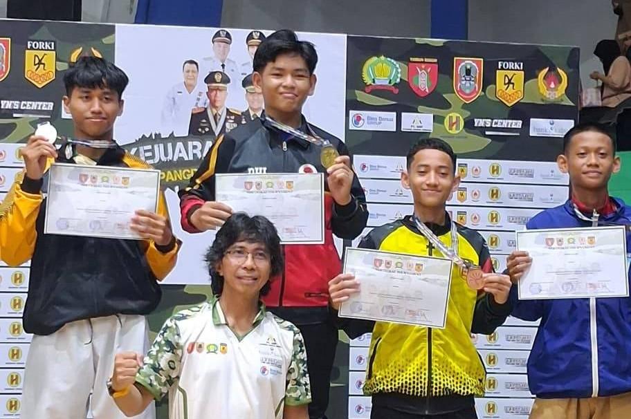 Podium Juara Karate Pangdam
