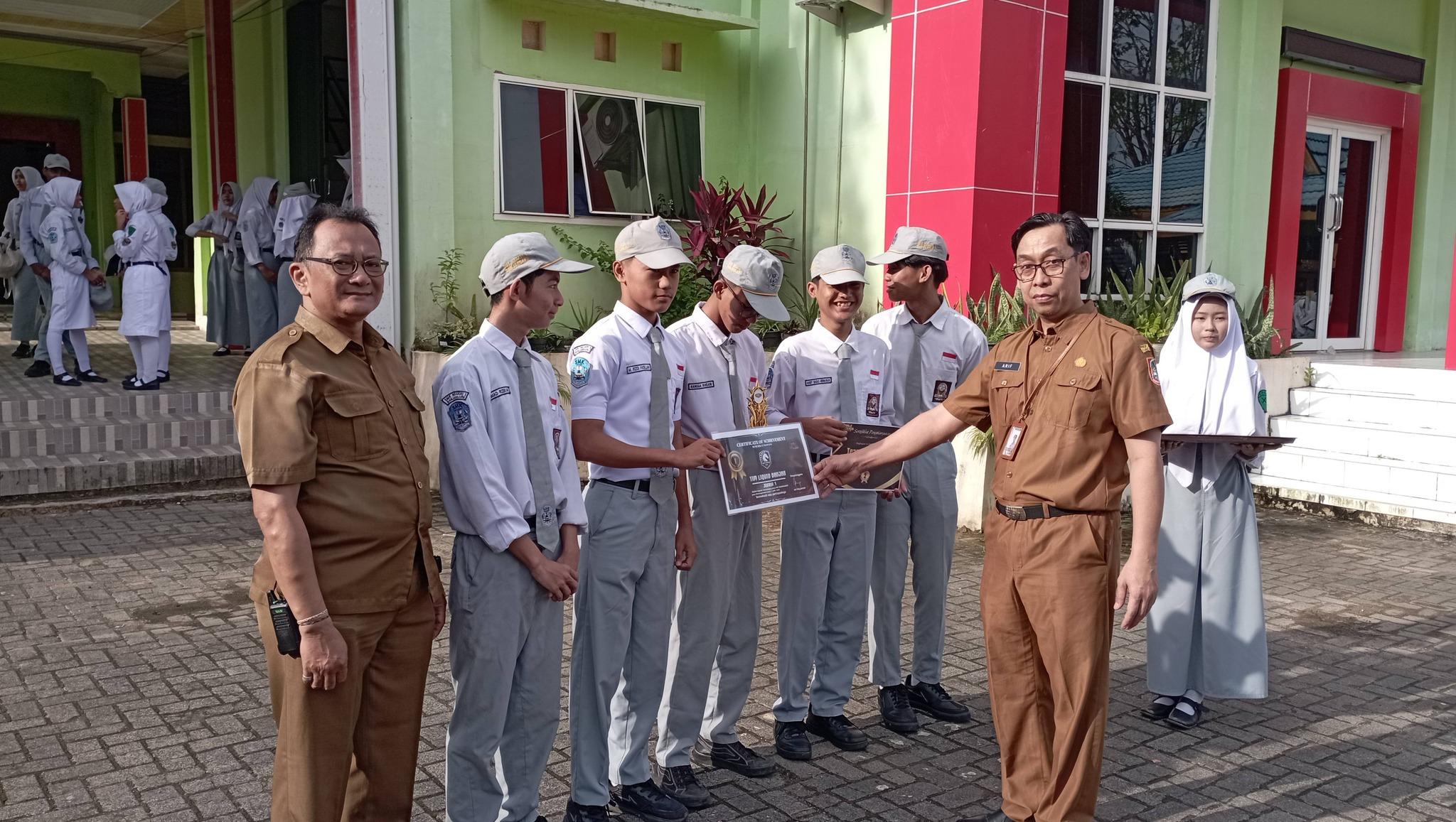 Penyerahan Piala SMKN 1 Banjarbaru