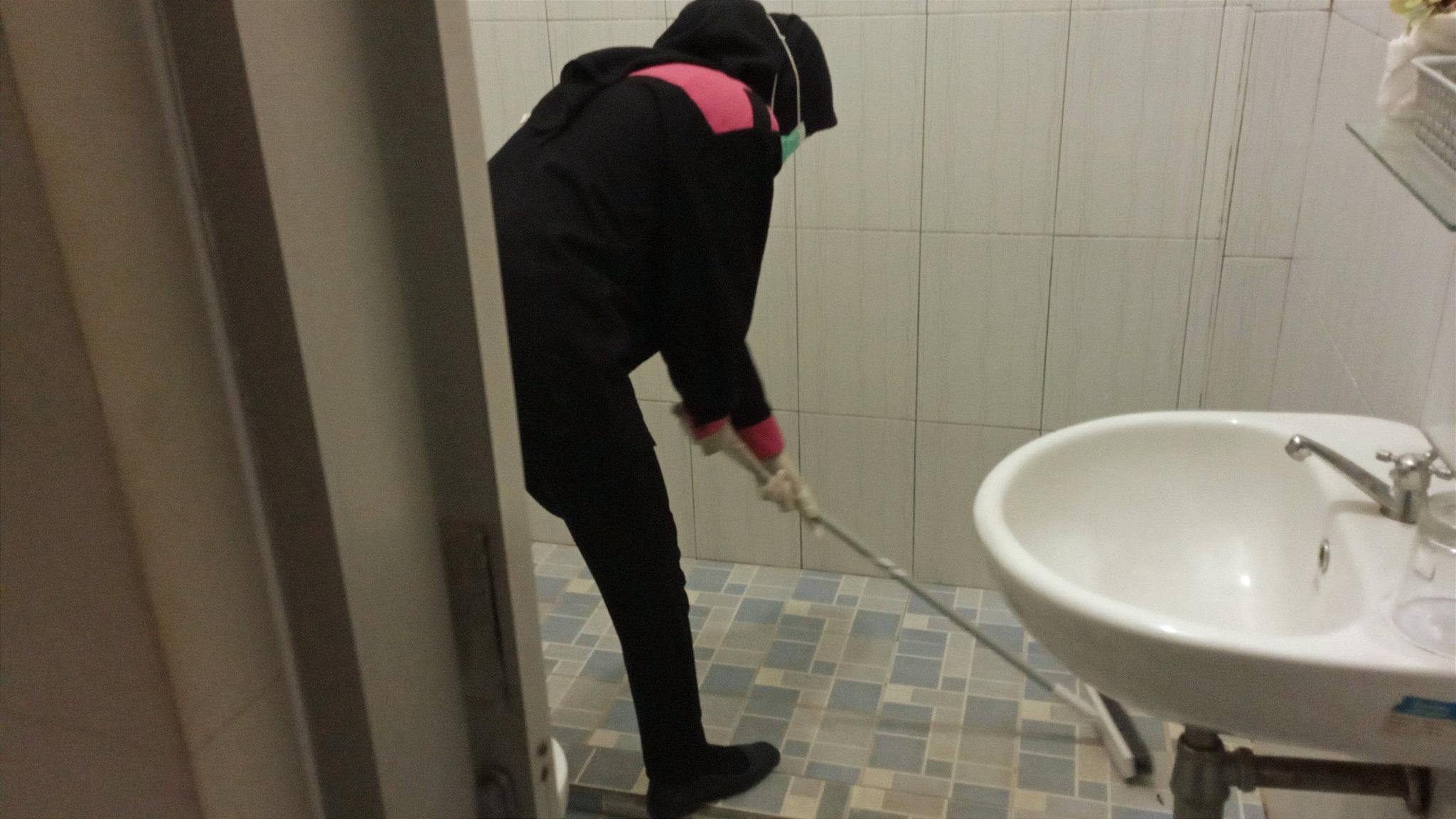 Perhotelan Bathroom Cleaning