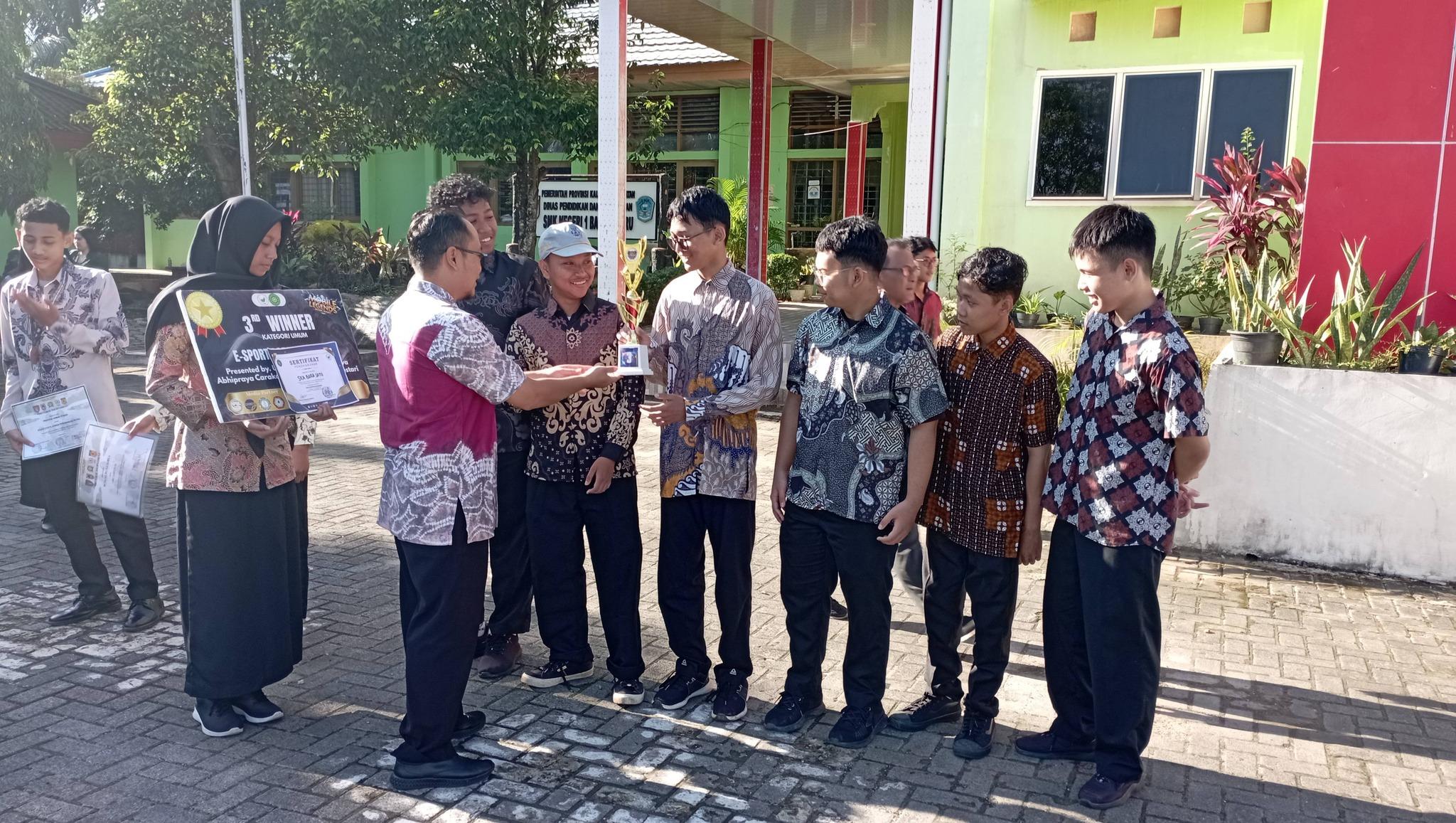 Penyerahan Trofi