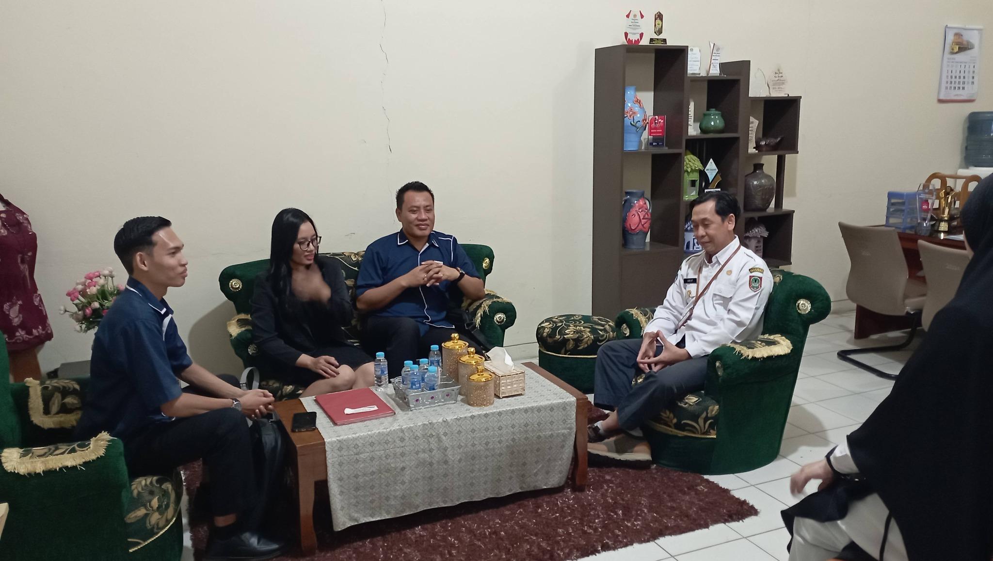 Pertemuan di Ruang Kepala Sekolah