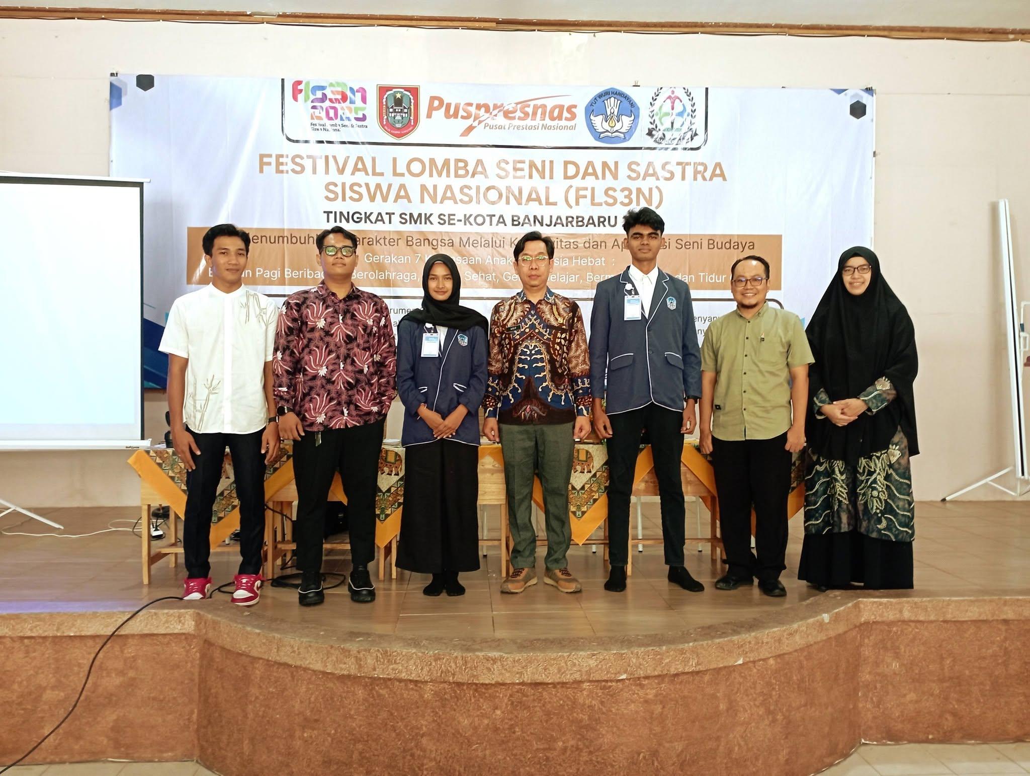 Foto Bersama Manajemen dan Siswa