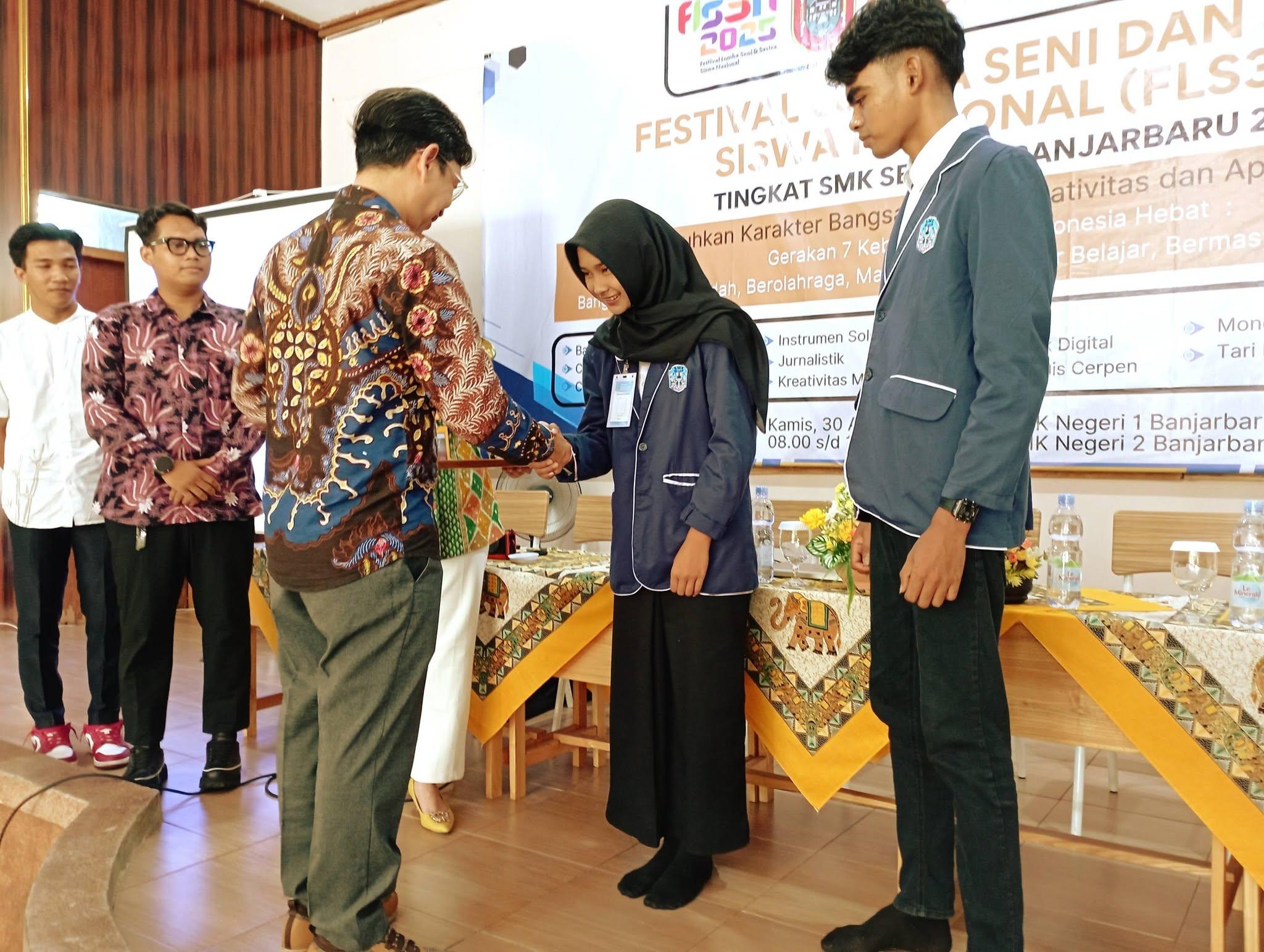 Penyematan Atribut Siswi