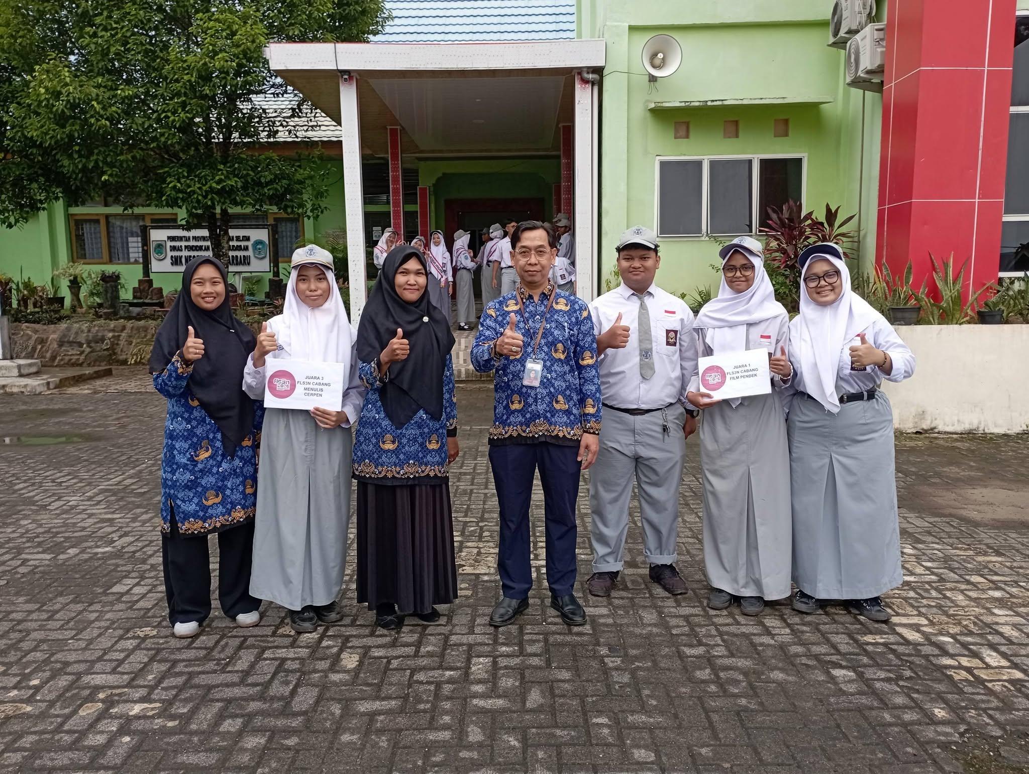 Foto Bersama Kepala Sekolah Syaiful Arif