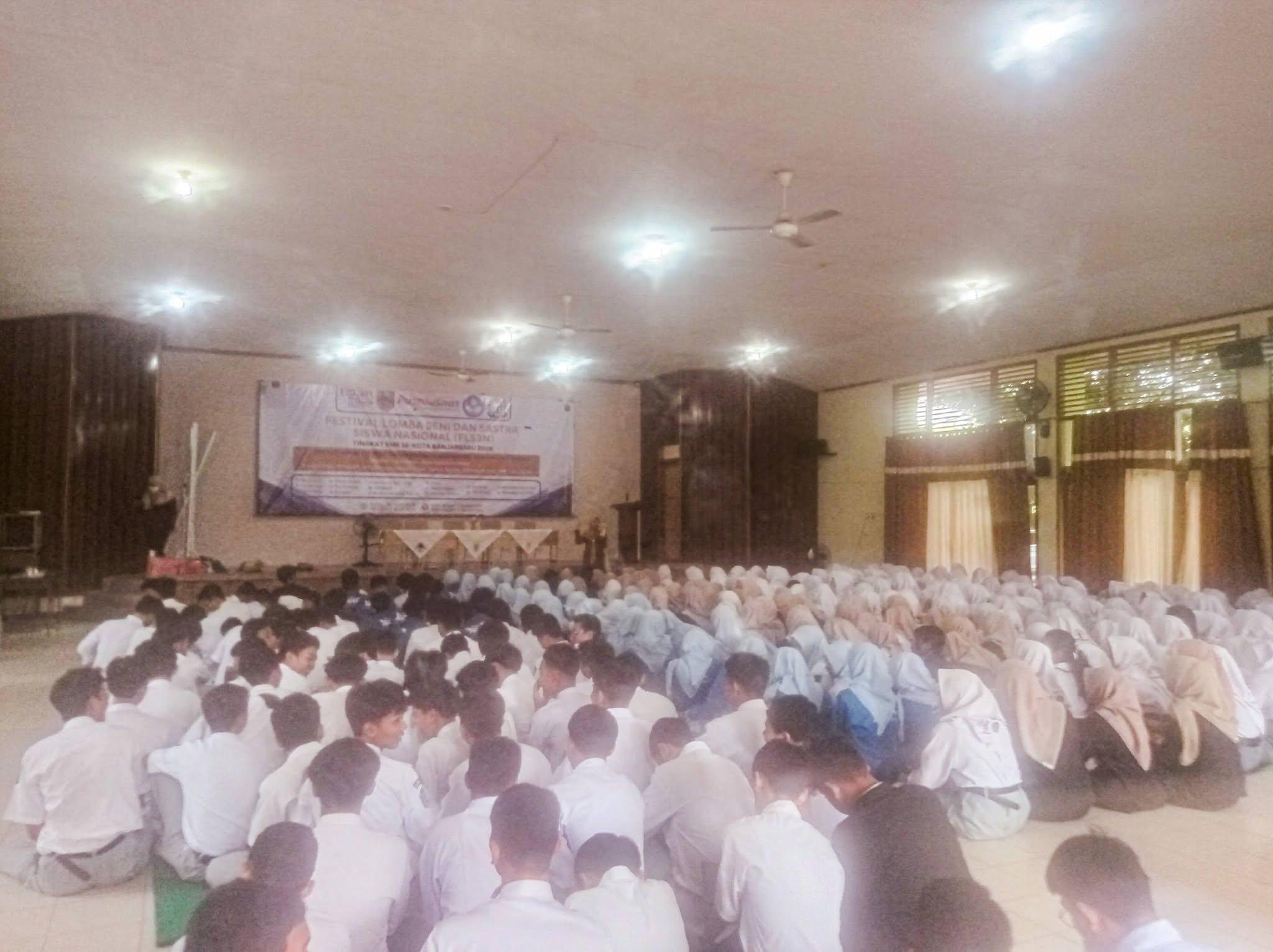 Ratusan siswa menyimak materi penyuluhan