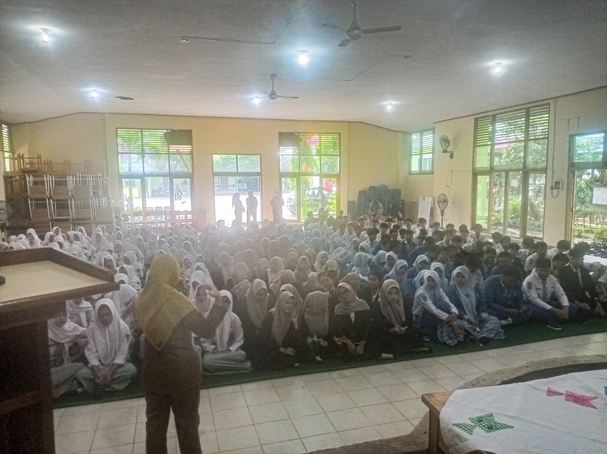 Siswa-putra memperhatikan penjelasan