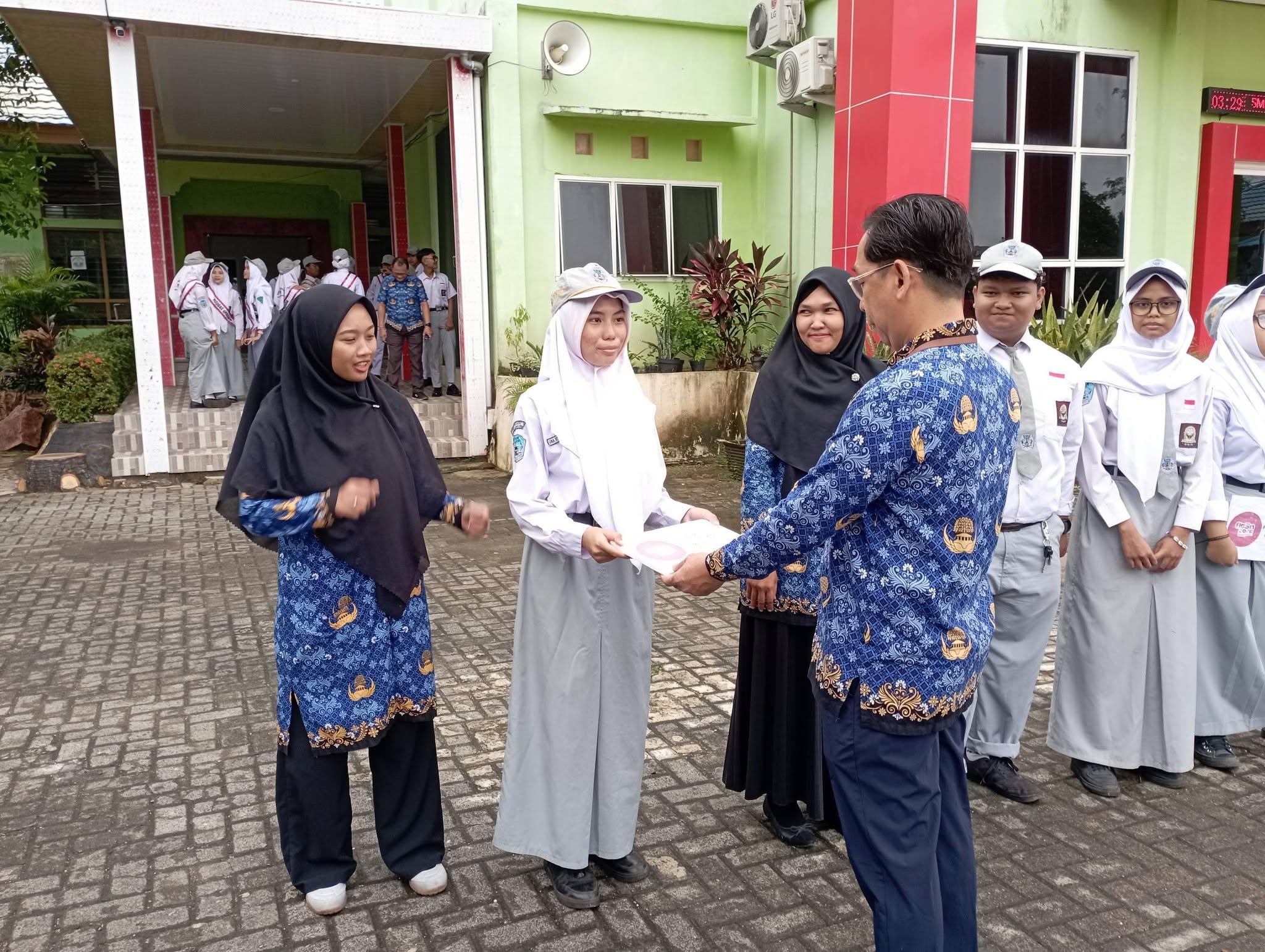 Penyerahan Piagam Juara FLS2N