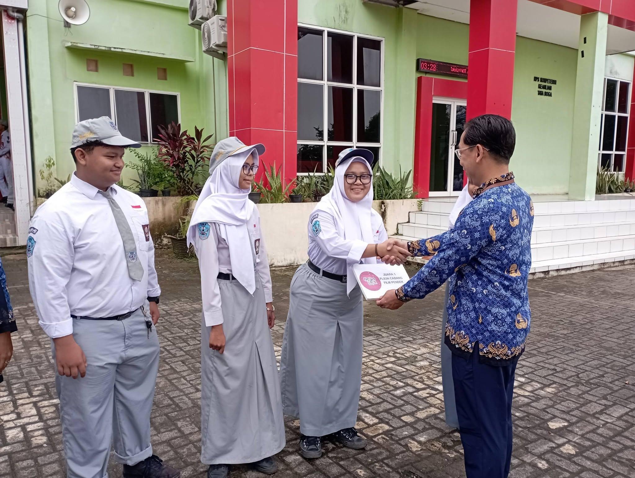 Penyerahan Piagam Juara 1 Film Pendek
