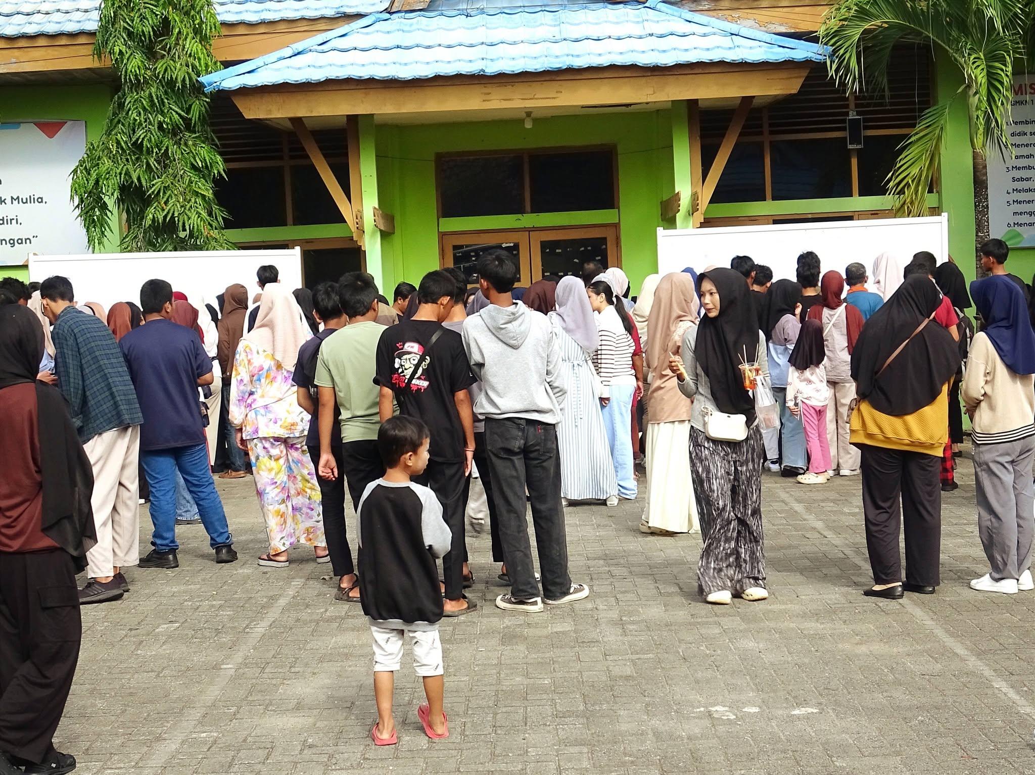 Antrean di depan Papan Pengumuman