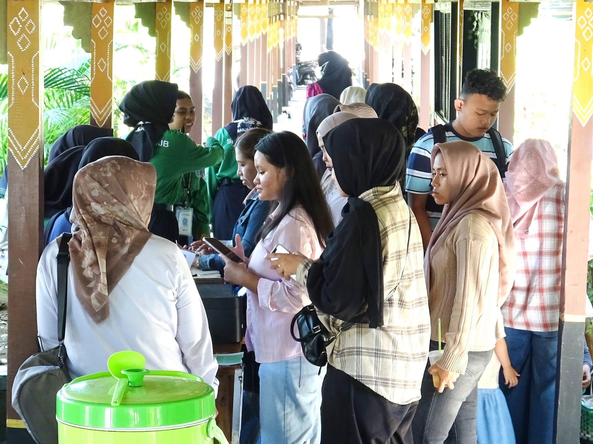 Antrean calon siswa di koridor