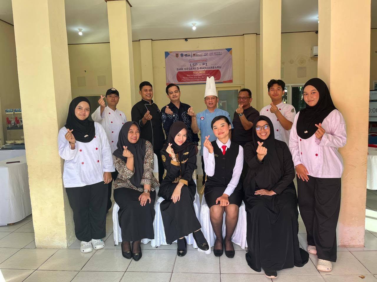 Foto bersama tim kuliner dan jajaran manajemen perhotelan