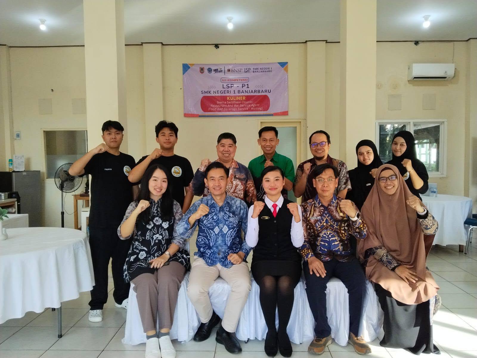Foto bersama kepala sekolah dan manajemen hotel