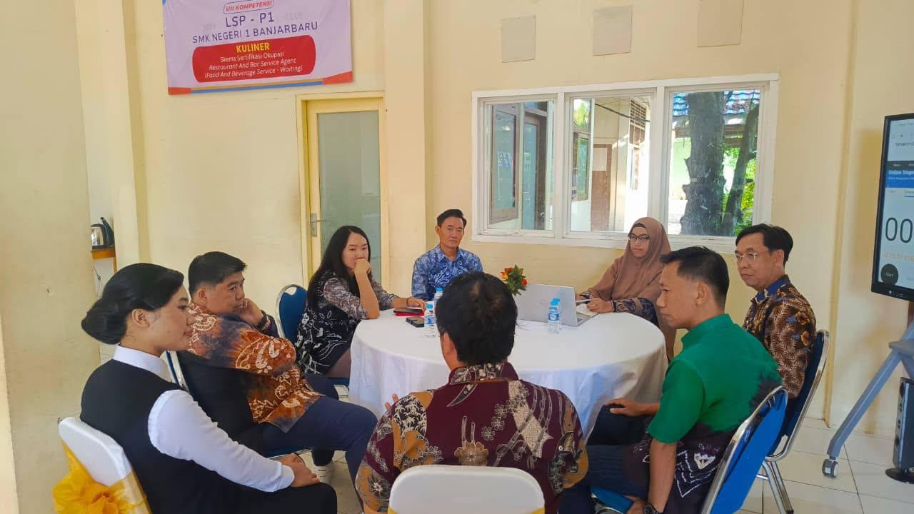 Rapat evaluasi teknis pelayanan restoran