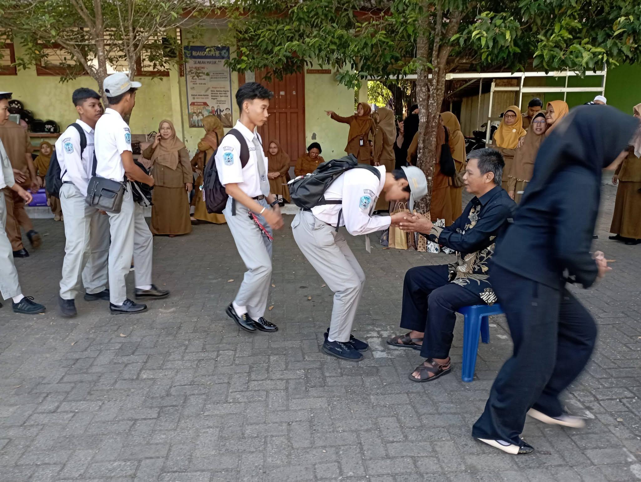 Momen bersalaman dengan para siswa