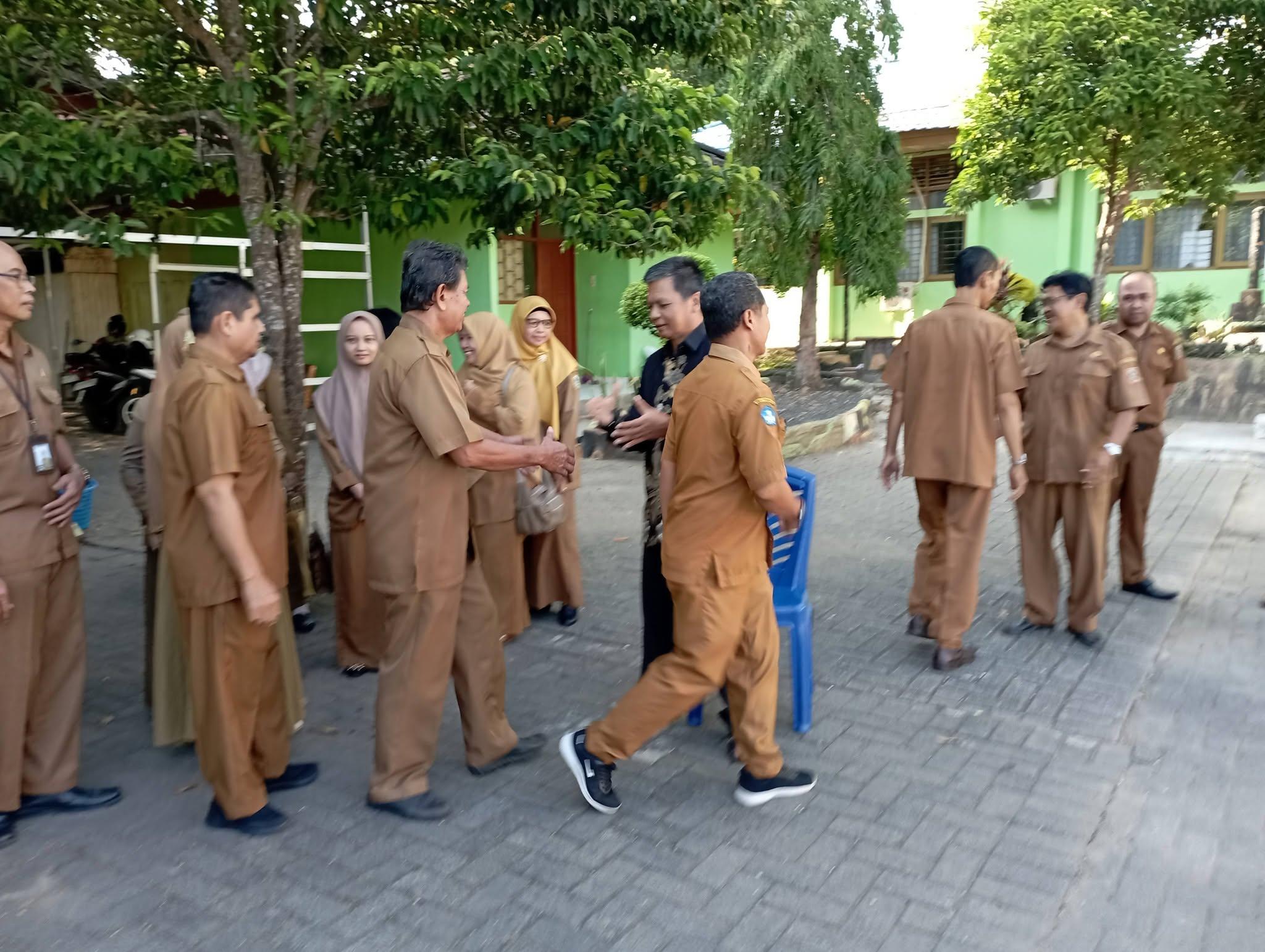 Suasana apel pelepasan guru purnatugas