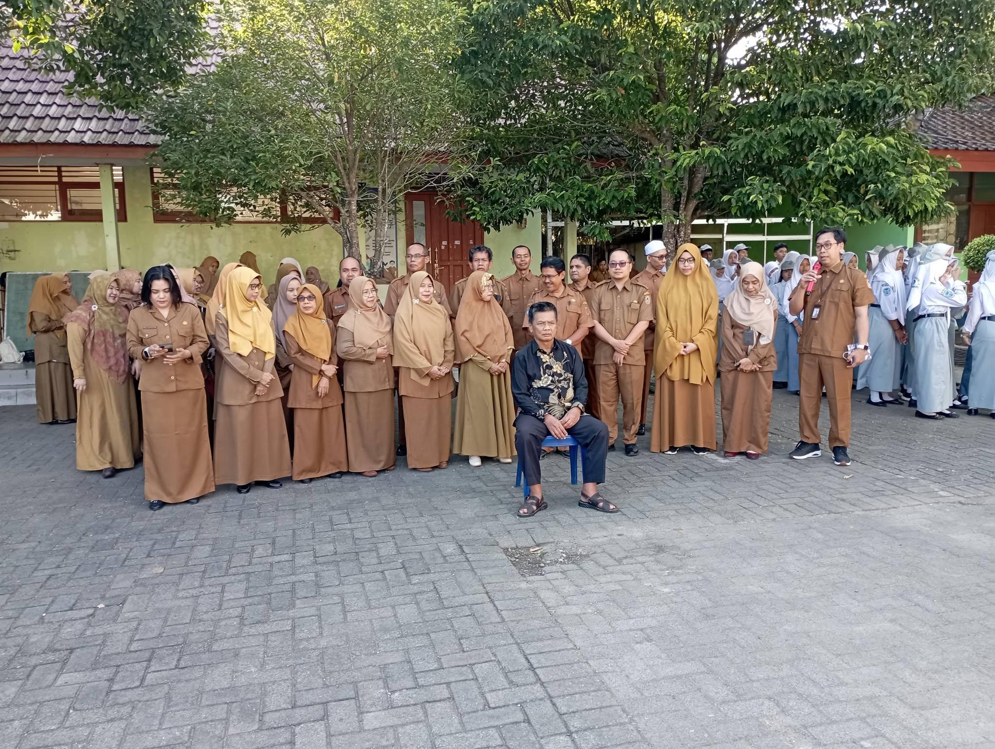 Foto bersama dewan guru dan tenaga kependidikan