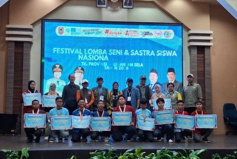 Foto bersama seluruh pemenang di atas panggung FLS3N Kalsel