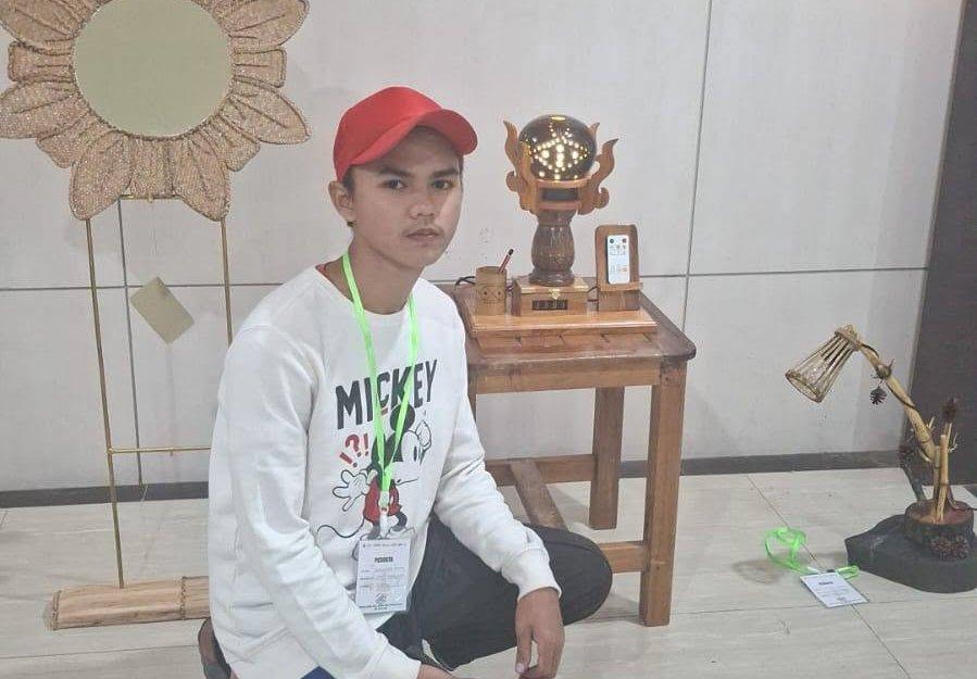 Marcellino bersama hasil karya kriya kayu dan rotan