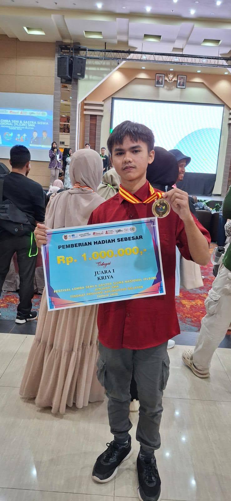 Marcellino Gibran memegang piagam dan medali Juara 1