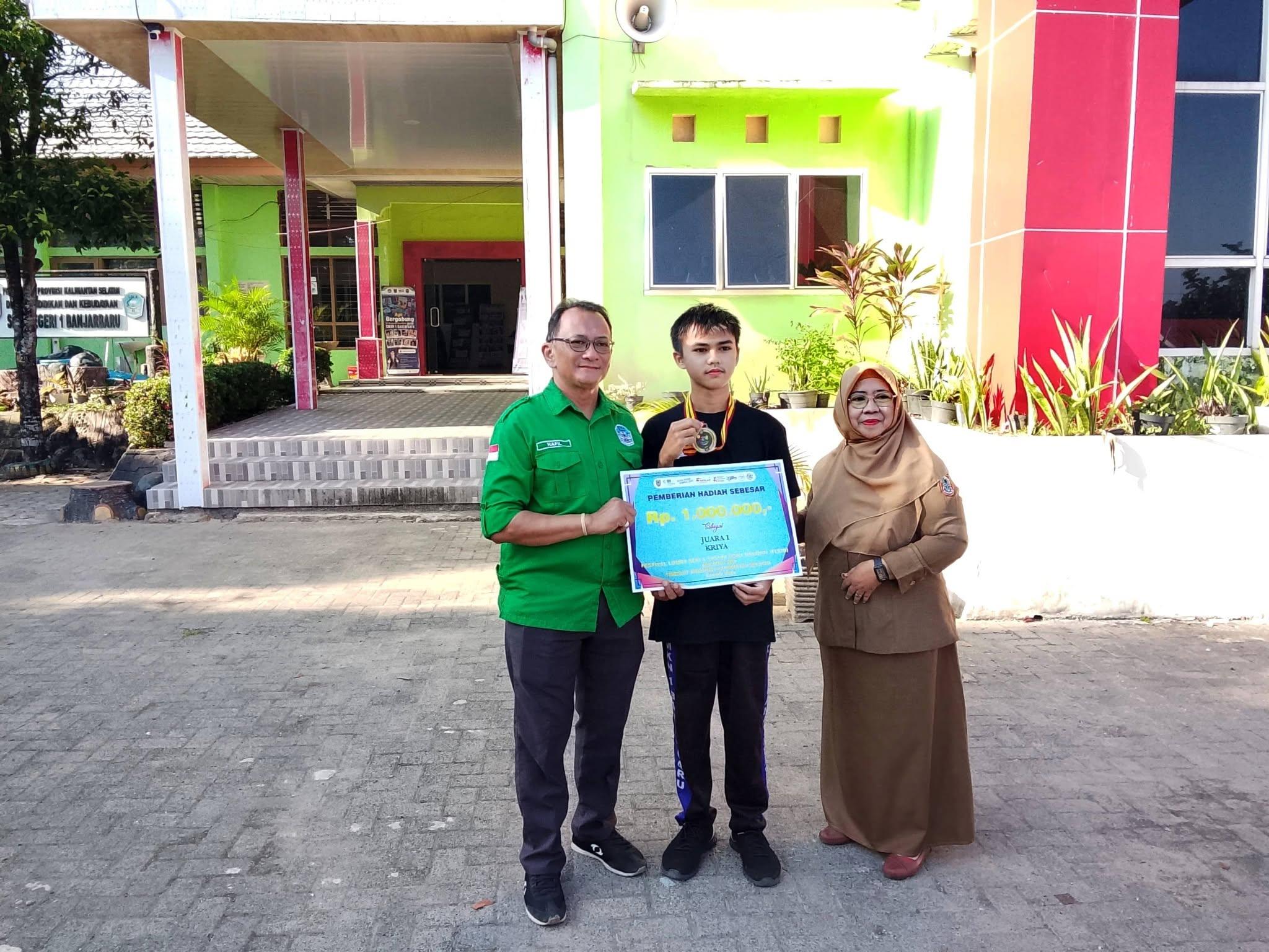 Penyerahan penghargaan Juara 1 FLS3N Kriya