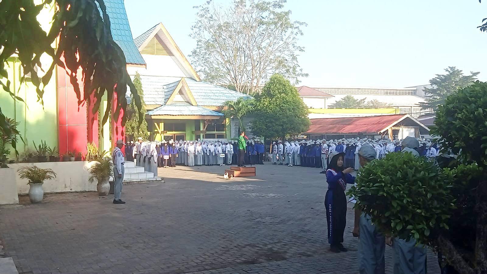 Barisan siswa dan pemimpin upacara