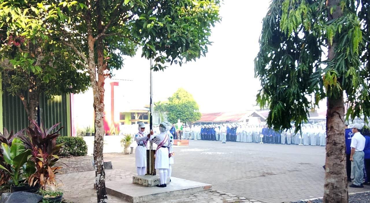 Suasana pengibaran bendera merah putih