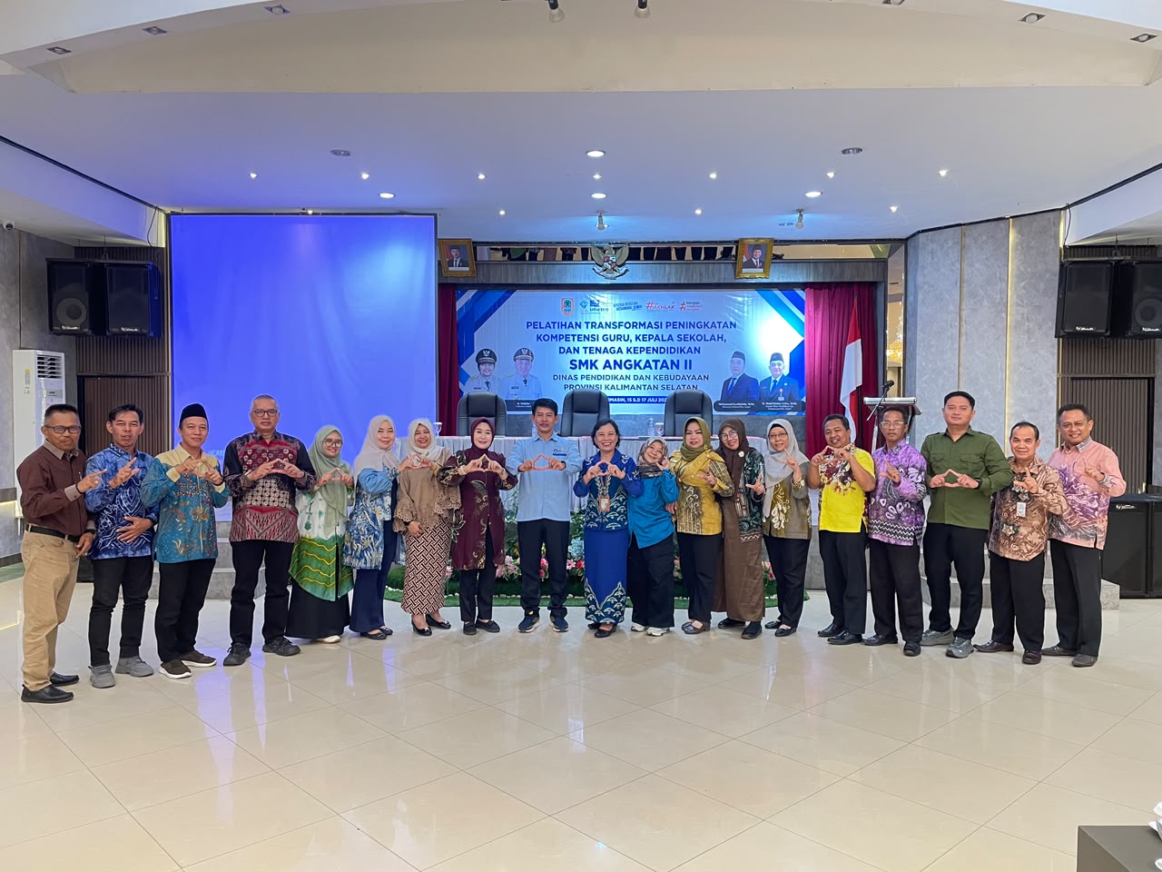 Foto bersama peserta dan panitia pelatihan GTK SMK