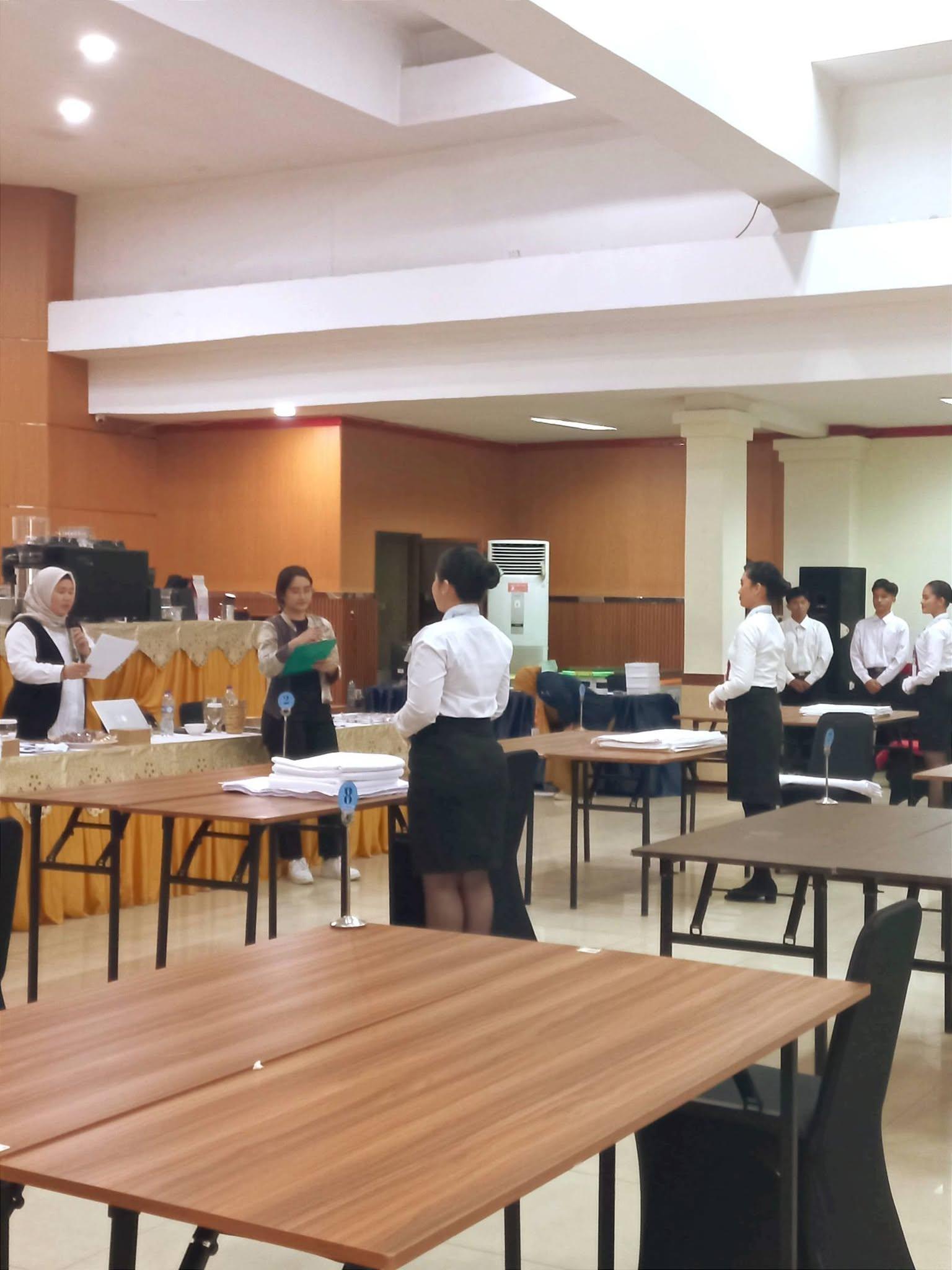 Suasana penjurian dan arena lomba Restaurant Service LKS DIKMEN Nasional
