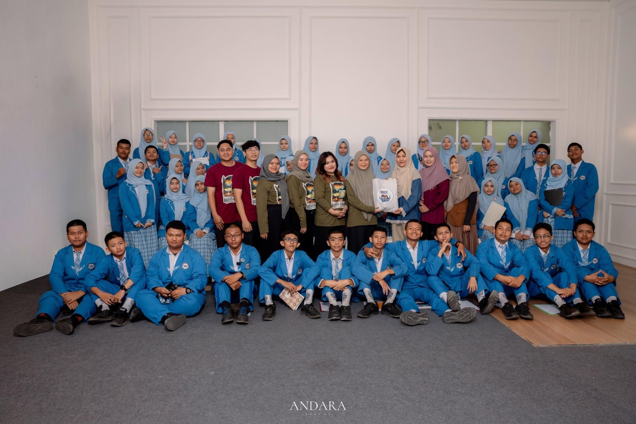 Foto bersama siswa DKV SMKN 1 Banjarbaru dan tim Andara Visual Studio