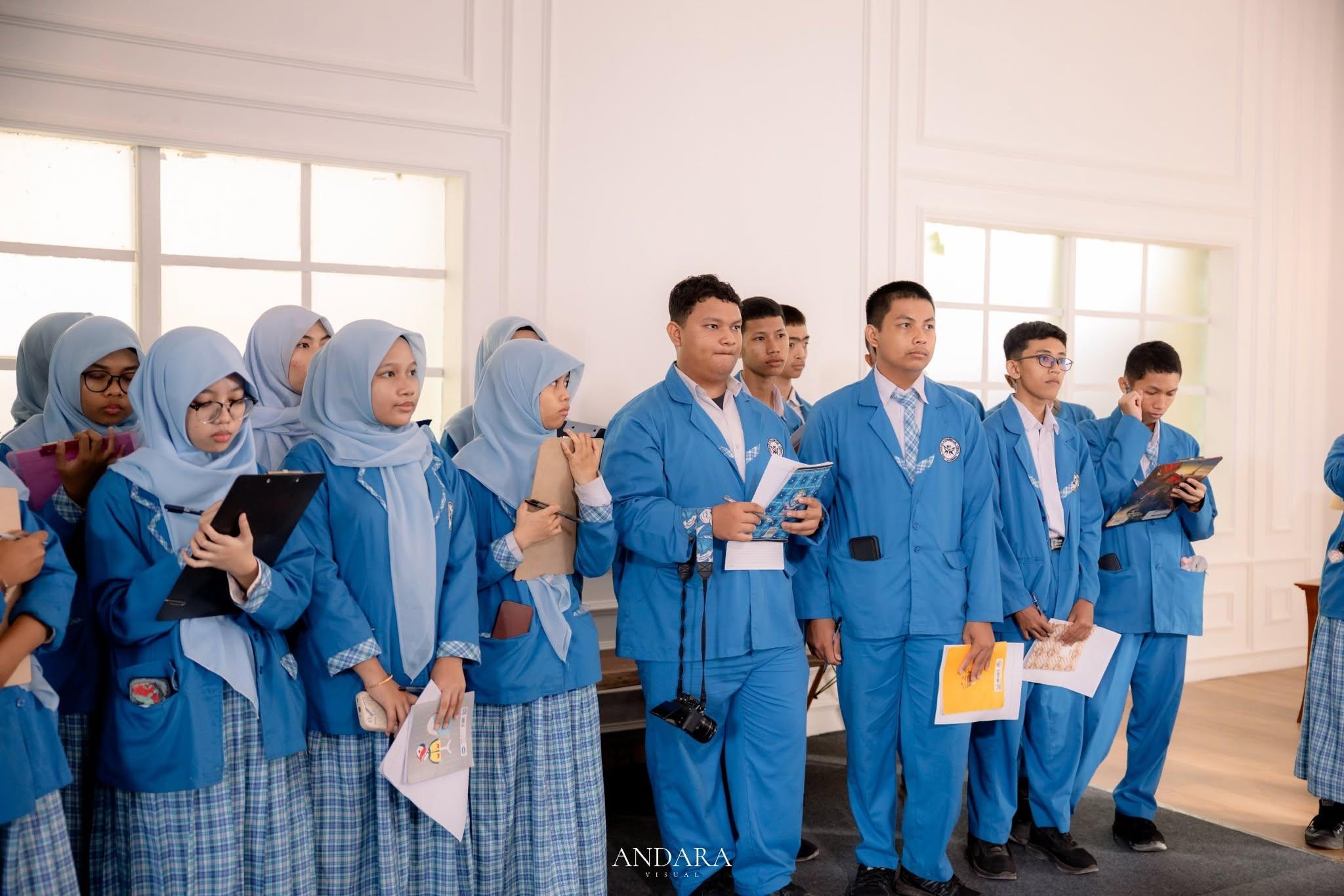 Siswa bersiap mendengarkan materi praktik