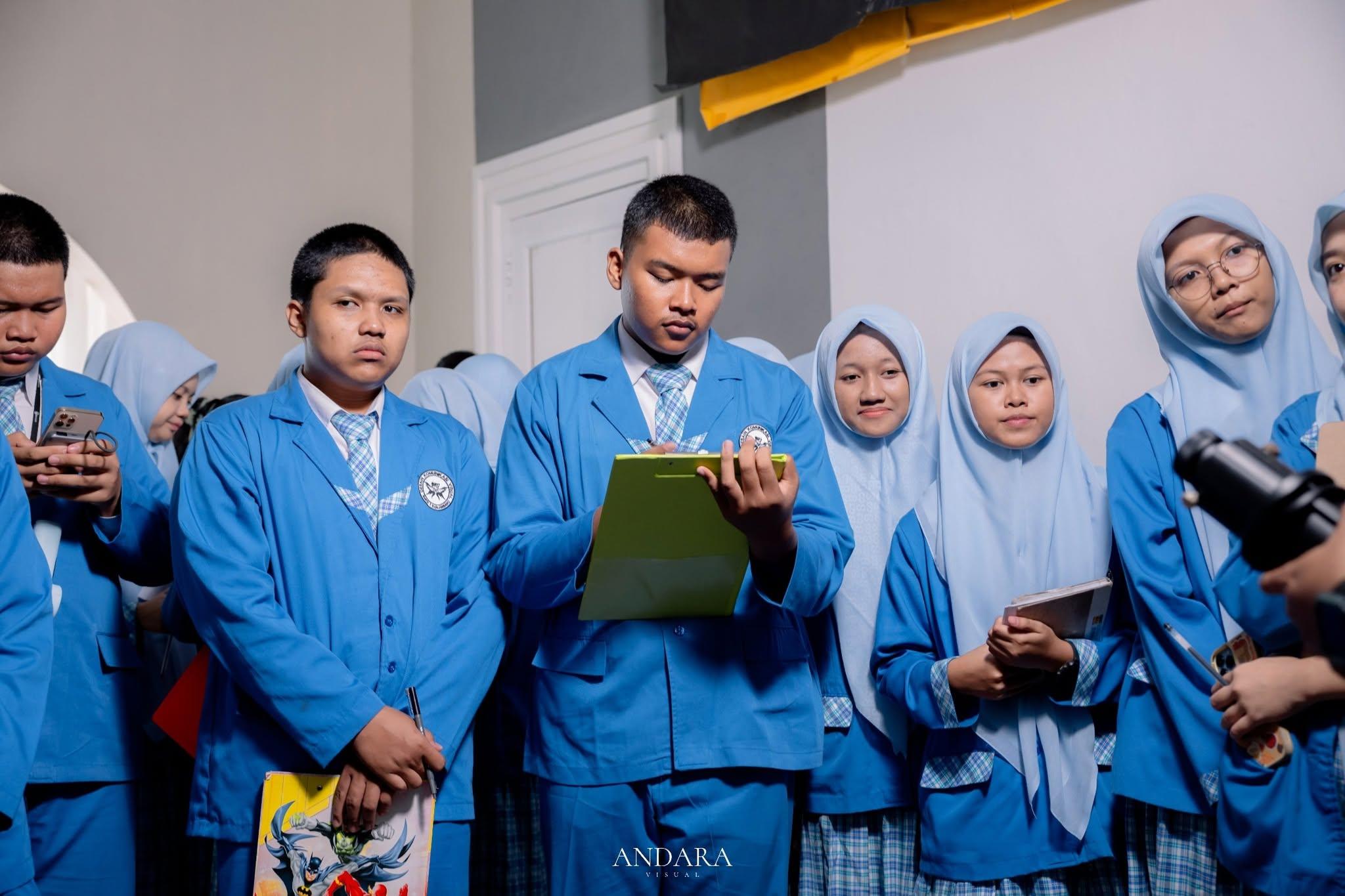 Siswa mencatat poin penting saat praktik