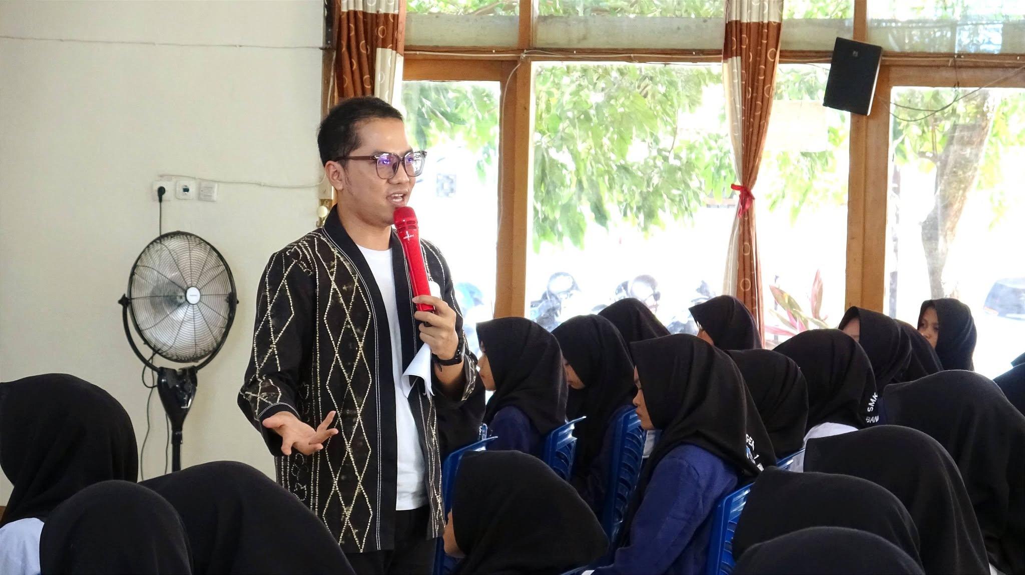 Agus Sasirangan menyampaikan materi motivasi kepada siswa Kuliner SMKN 1 Banjarbaru