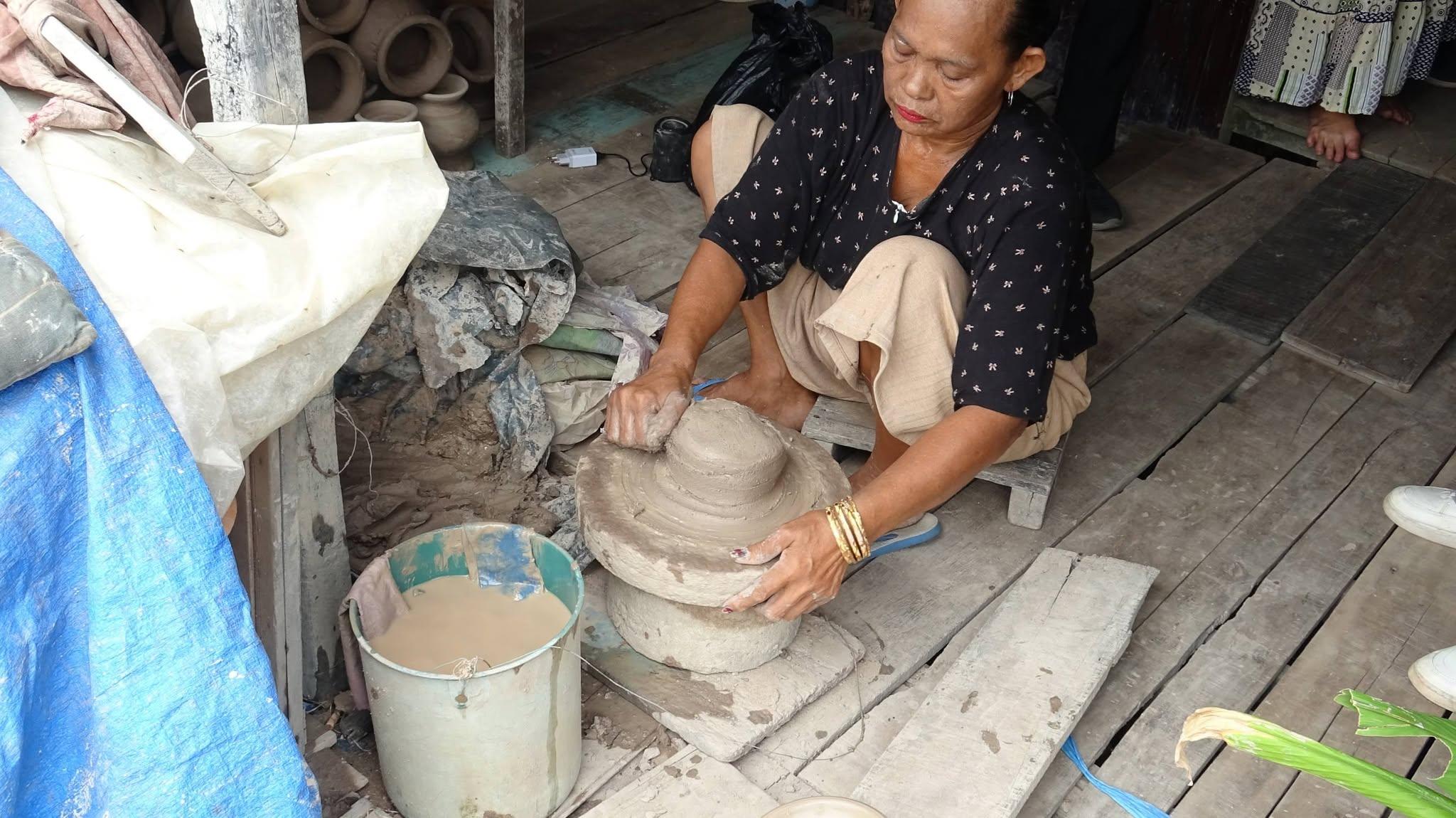 Perajin Lokal Membentuk Tanah Liat