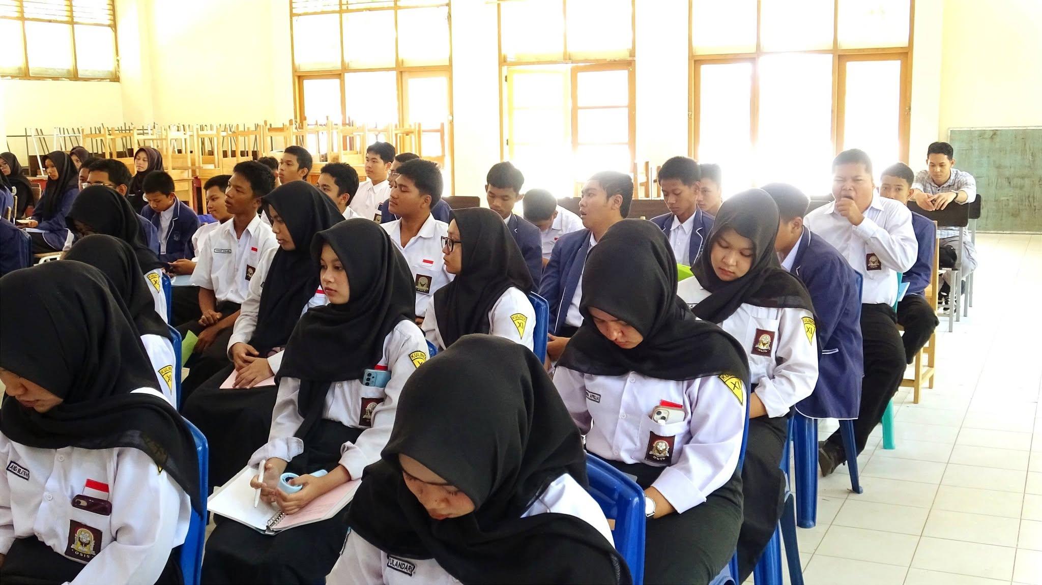 Siswa-siswi menyimak dan mencatat poin penting sesi pengembangan diri