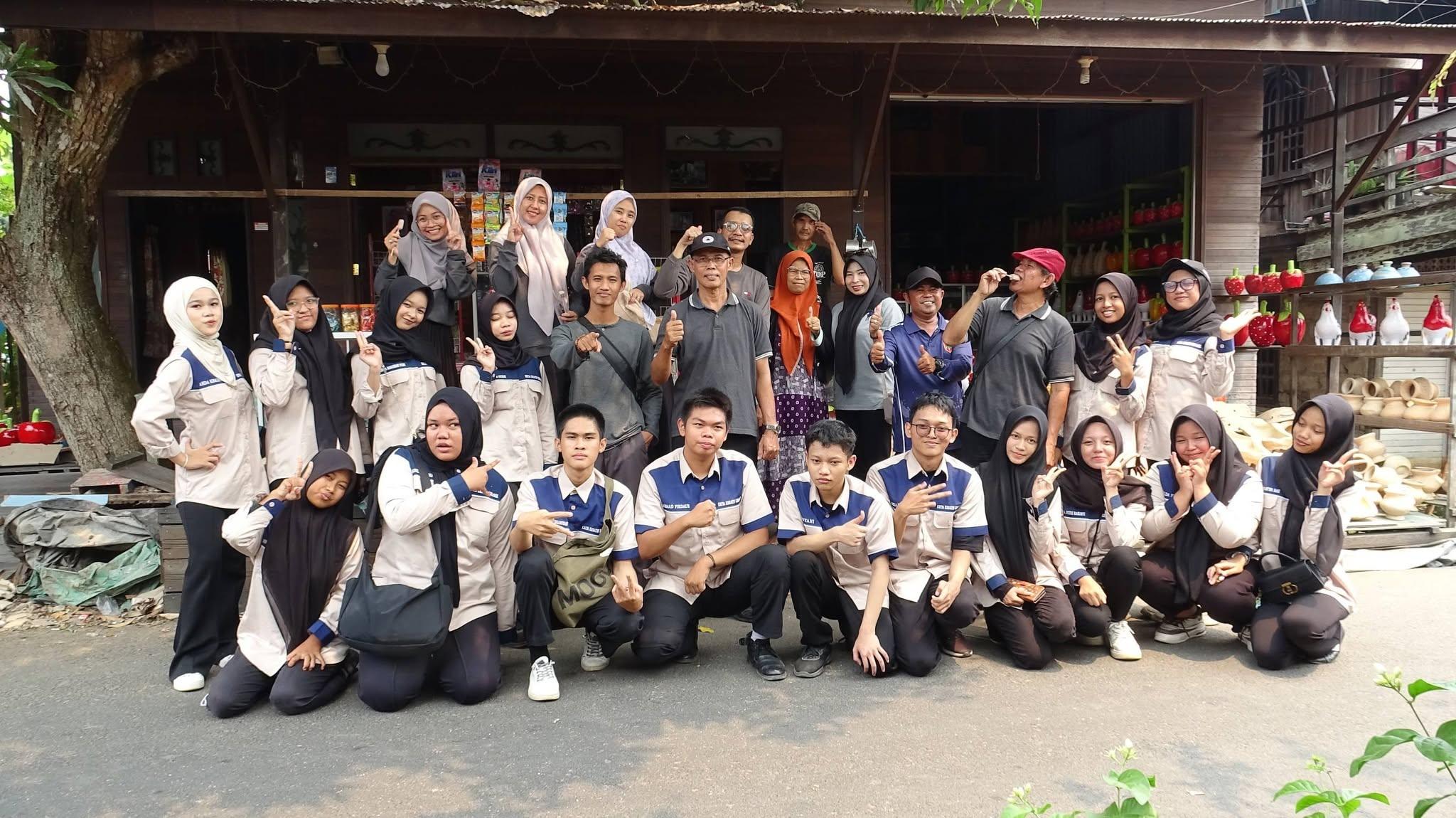 Foto Bersama Rombongan SMKN 1 Banjarbaru dan Perajin