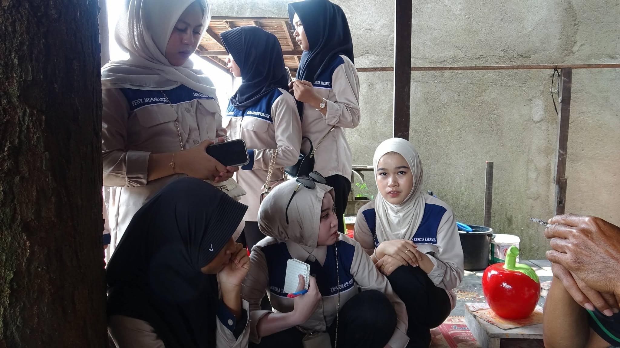 Siswa Menyimak dan Mencatat Penjelasan Perajin