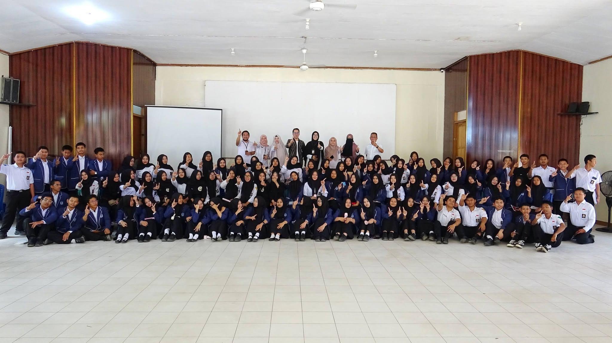 Foto bersama narasumber, para guru, dan siswa Kuliner SMKN 1 Banjarbaru