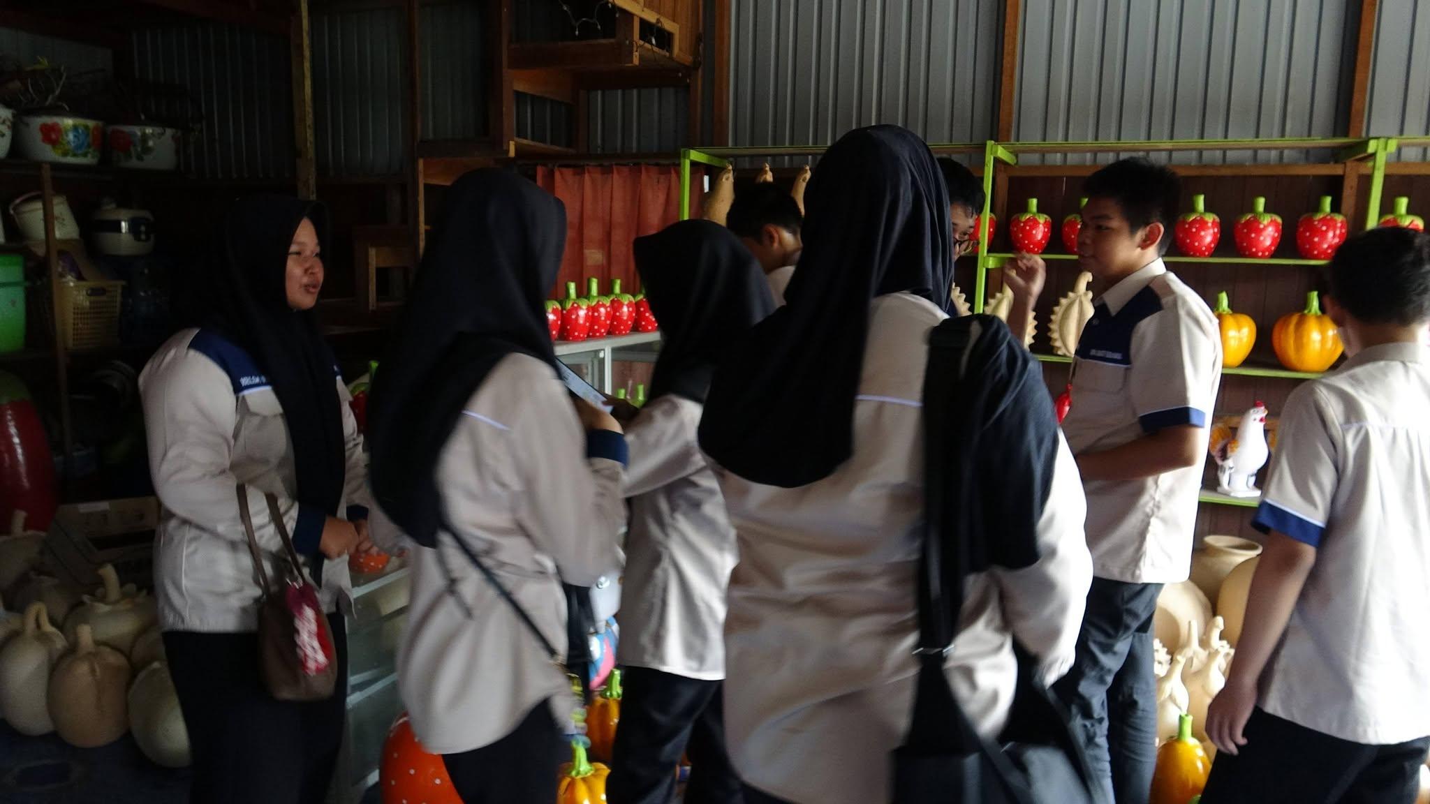 Siswa Menyimak dan Mencatat Penjelasan Perajin