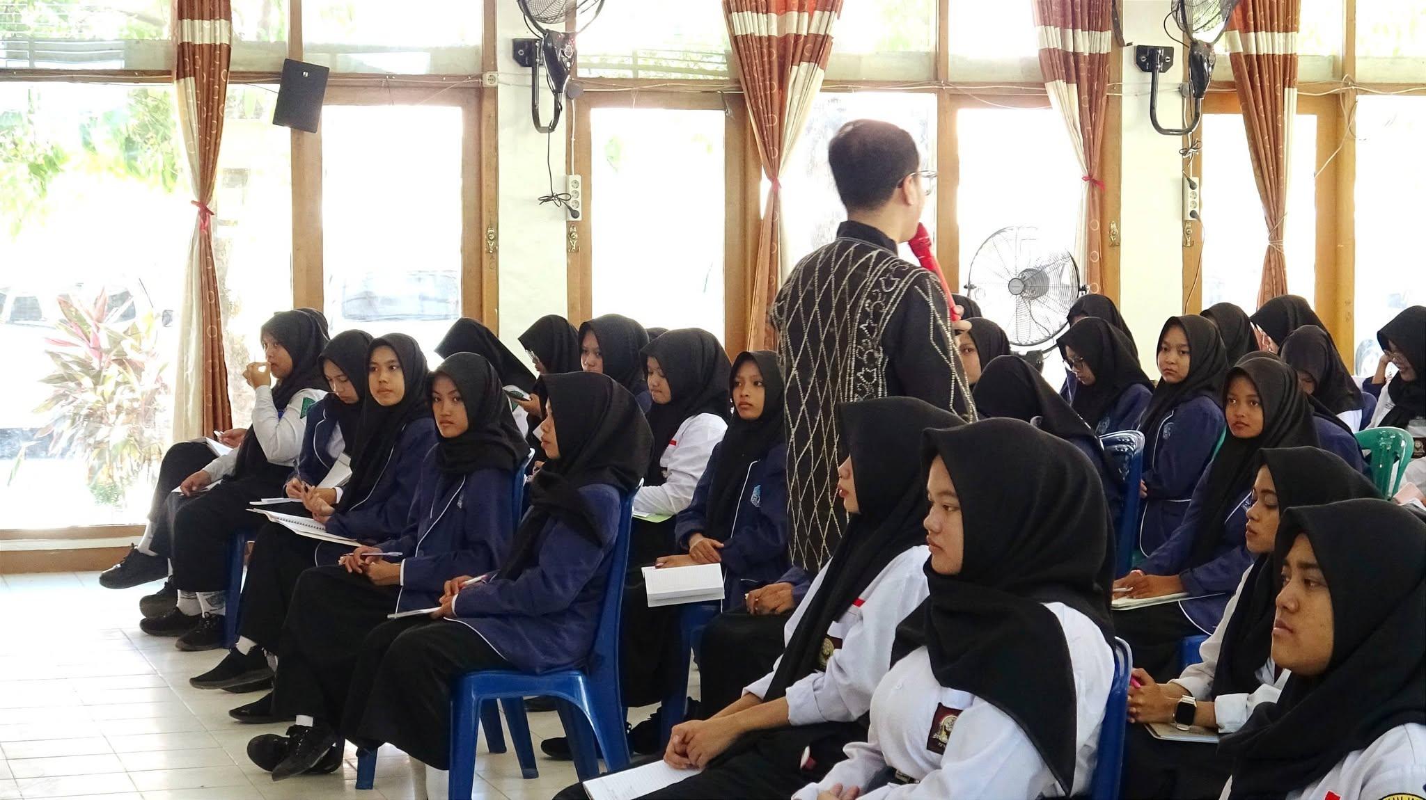Agus Sasirangan berinteraksi langsung dengan para siswa