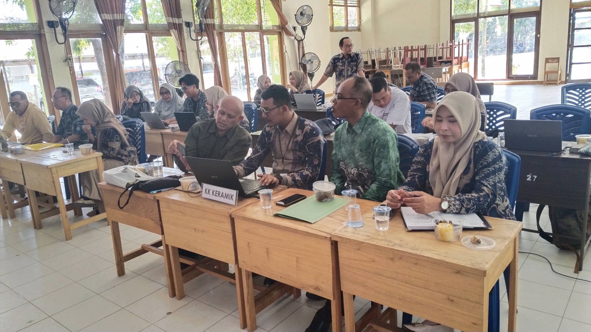 Sesi Diskusi Jurusan Kriya Keramik dengan Praktisi