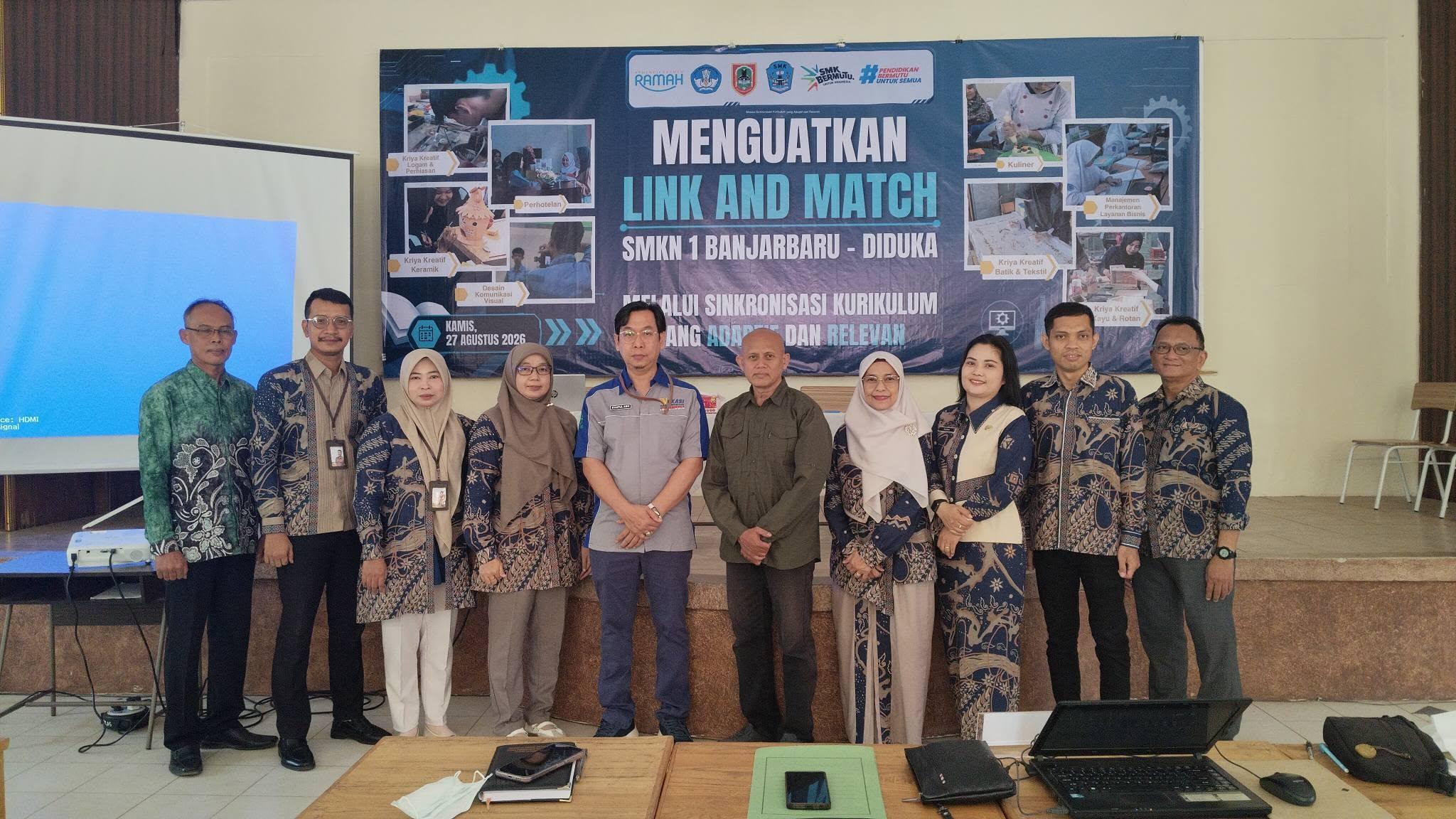 Foto Bersama Tim Sekolah dan Perwakilan Keramik