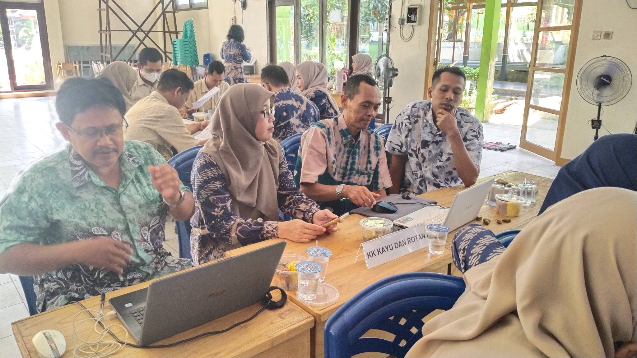 Sesi Diskusi Sinkronisasi Kurikulum di Aula Sekolah