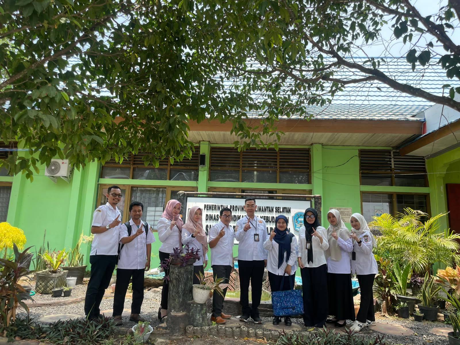 Foto Bersama Tim Supervisi Dinkes dan Tim Sekolah