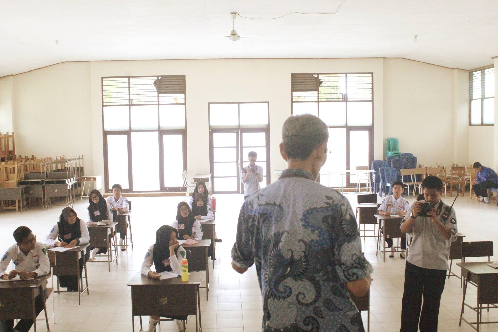 Peserta LDKS Menyimak Pemaparan