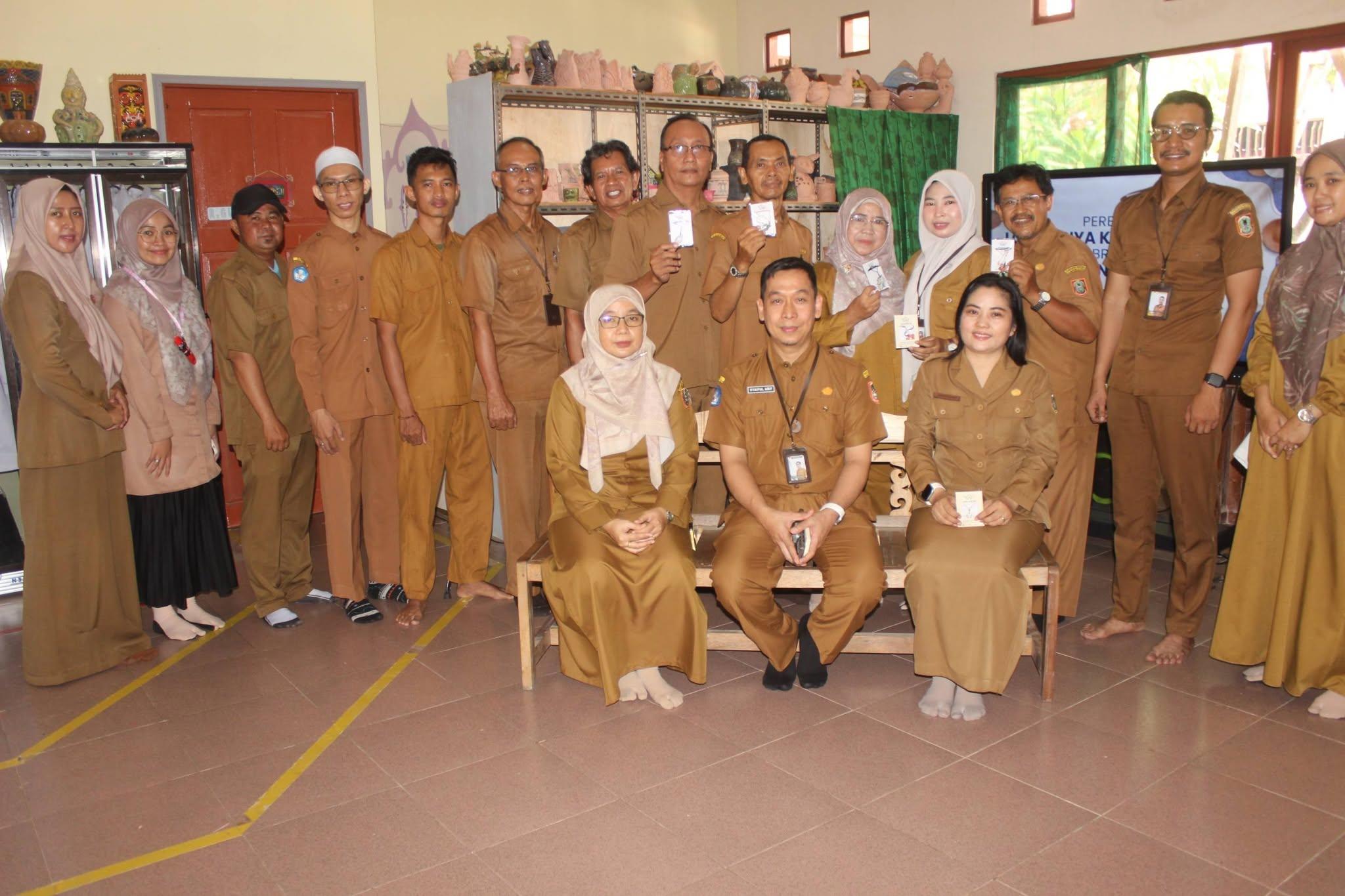 Foto Bersama Keluarga Besar Kriya Keramik