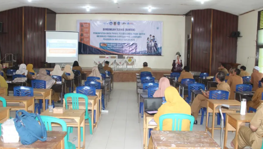 Narasumber memberikan penjelasan teknis kepada peserta